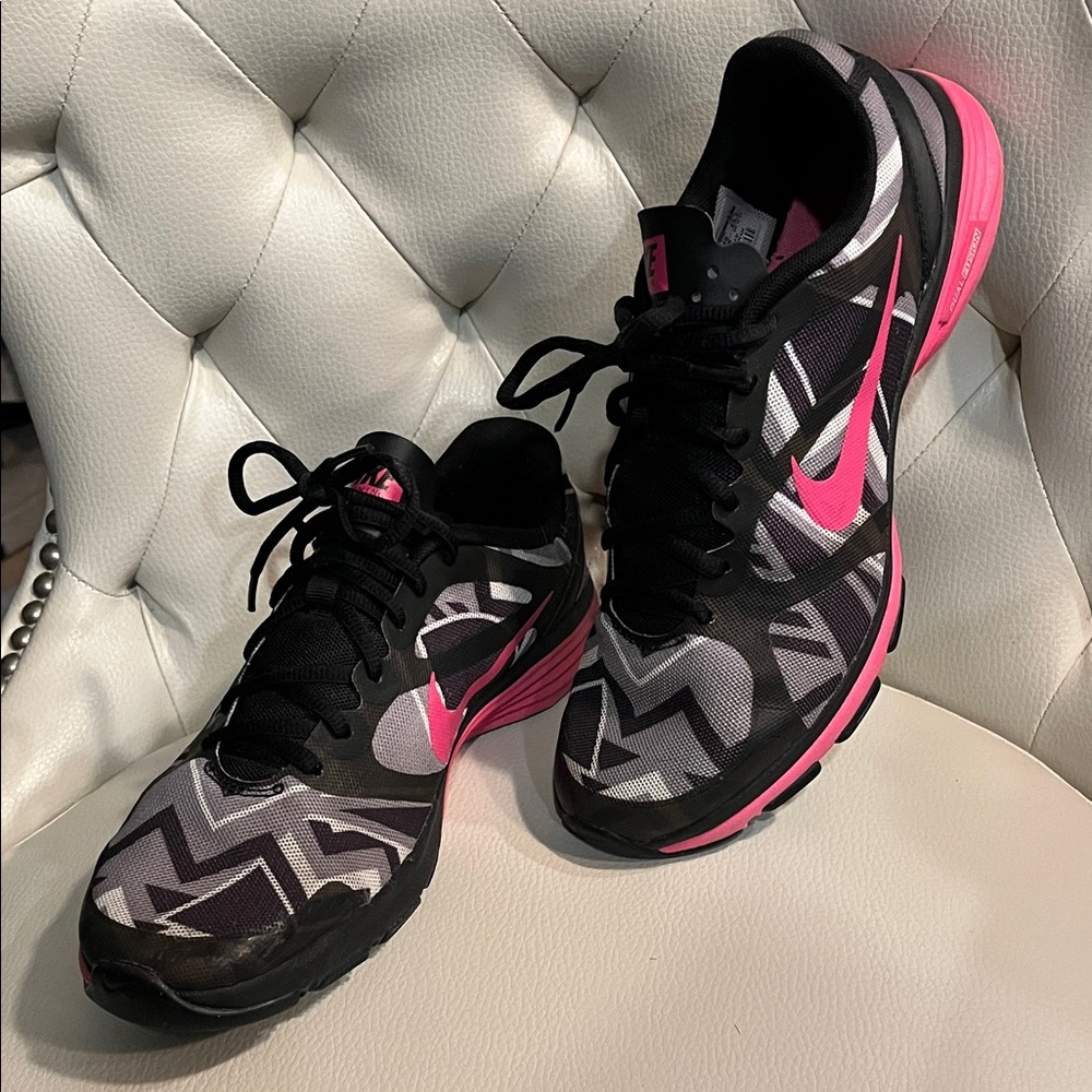 Nike Women's Black & Pink Patterned Running Shoes